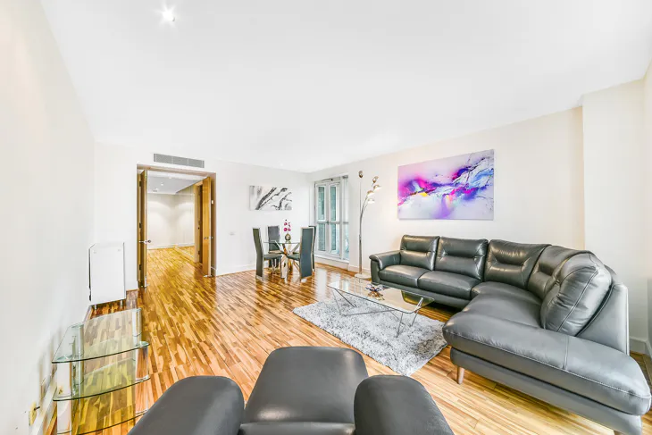 Flat Westferry Circus in Greater London