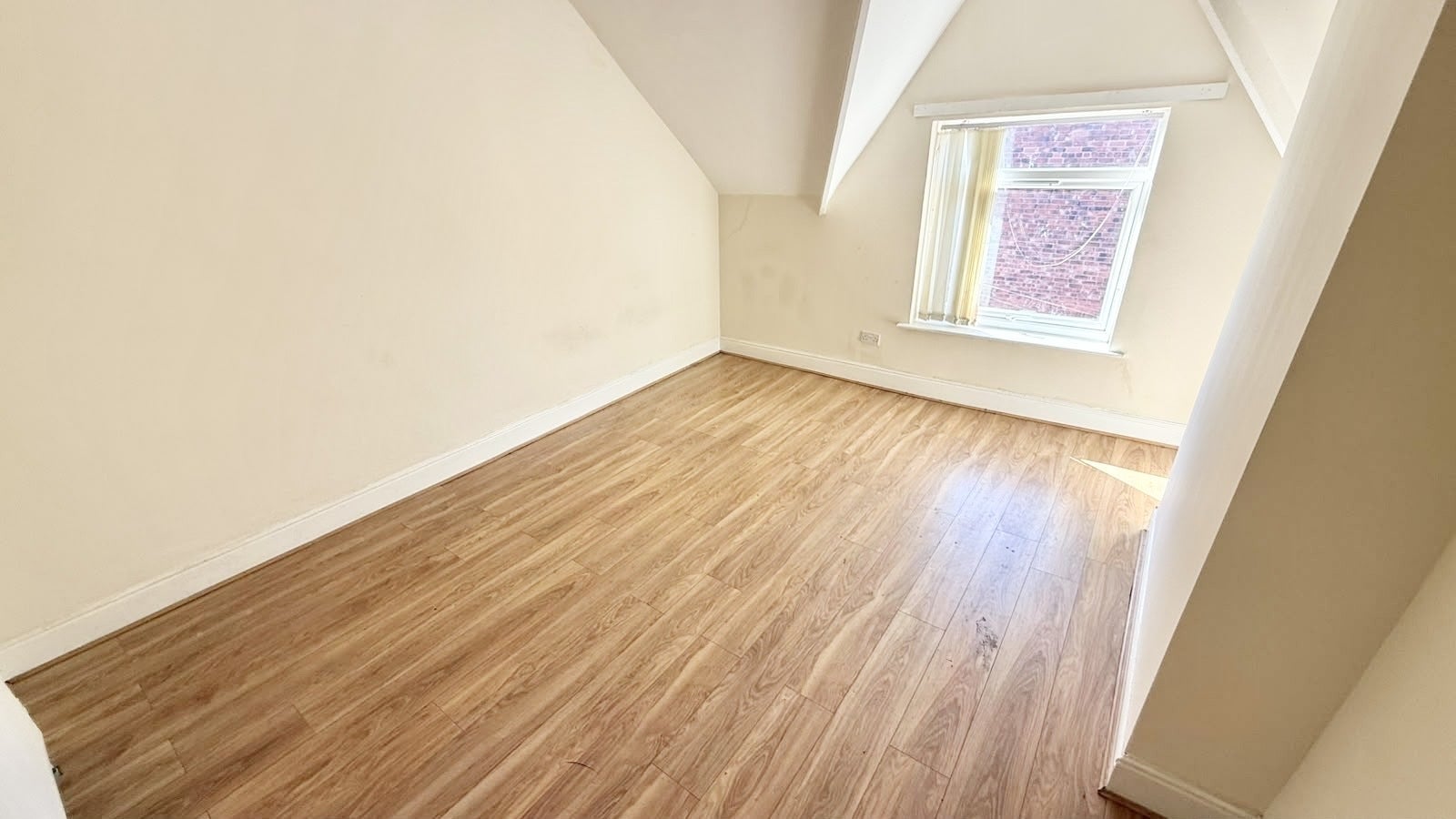 Room College Grove in Birmingham