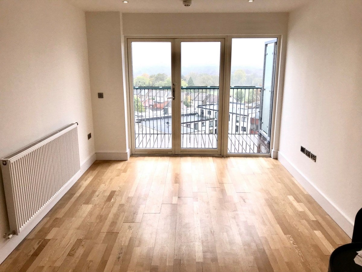 Flat Kenton Road in Greater London