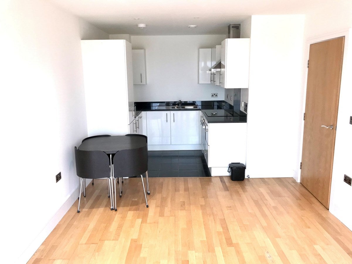 Flat Kenton Road in Greater London