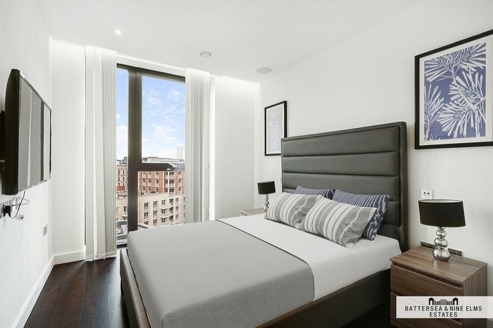 Flat Ponton Road in Greater London