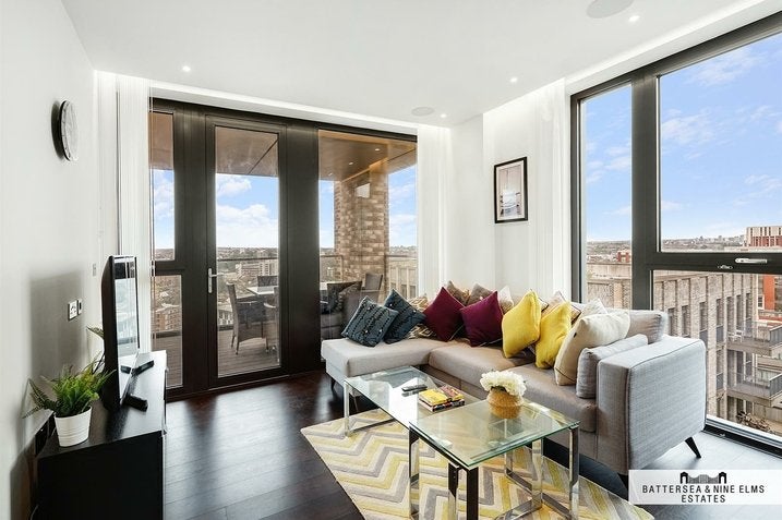 Flat Ponton Road in Greater London