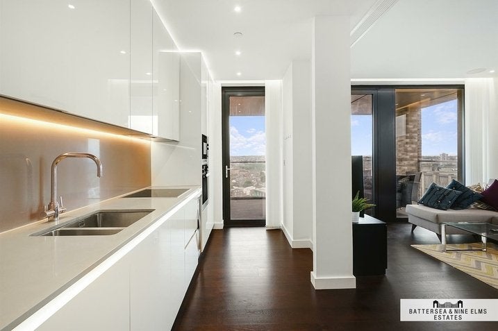 Flat Ponton Road in Greater London