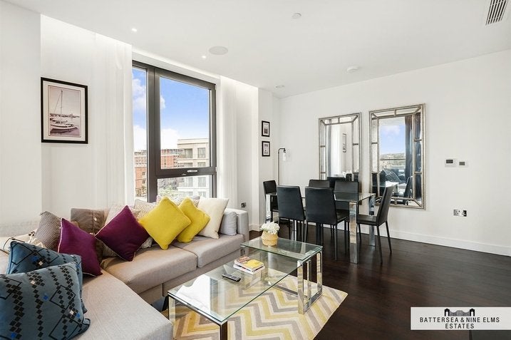 Flat Ponton Road in Greater London
