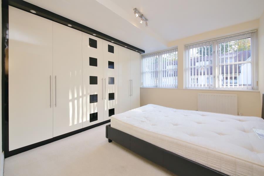 Flat Cottage Close in Greater London