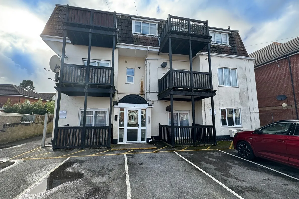 Flat Adeline Road in Bournemouth