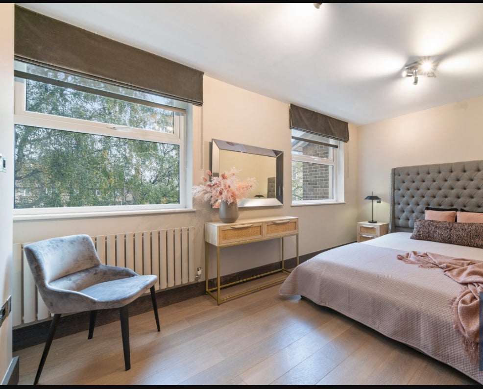 Flat Boydell Court in London