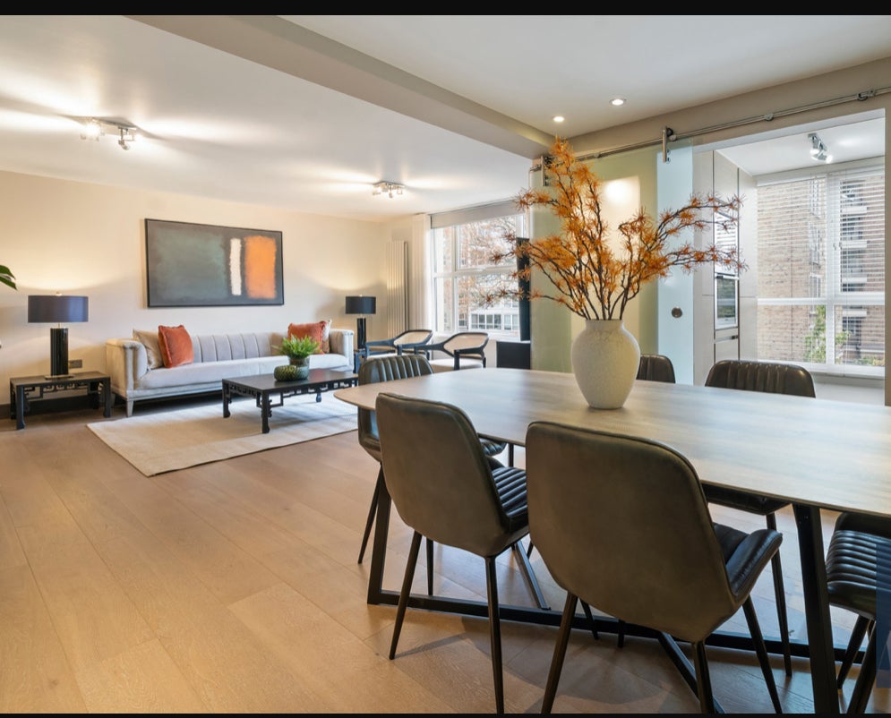 Flat Boydell Court in London