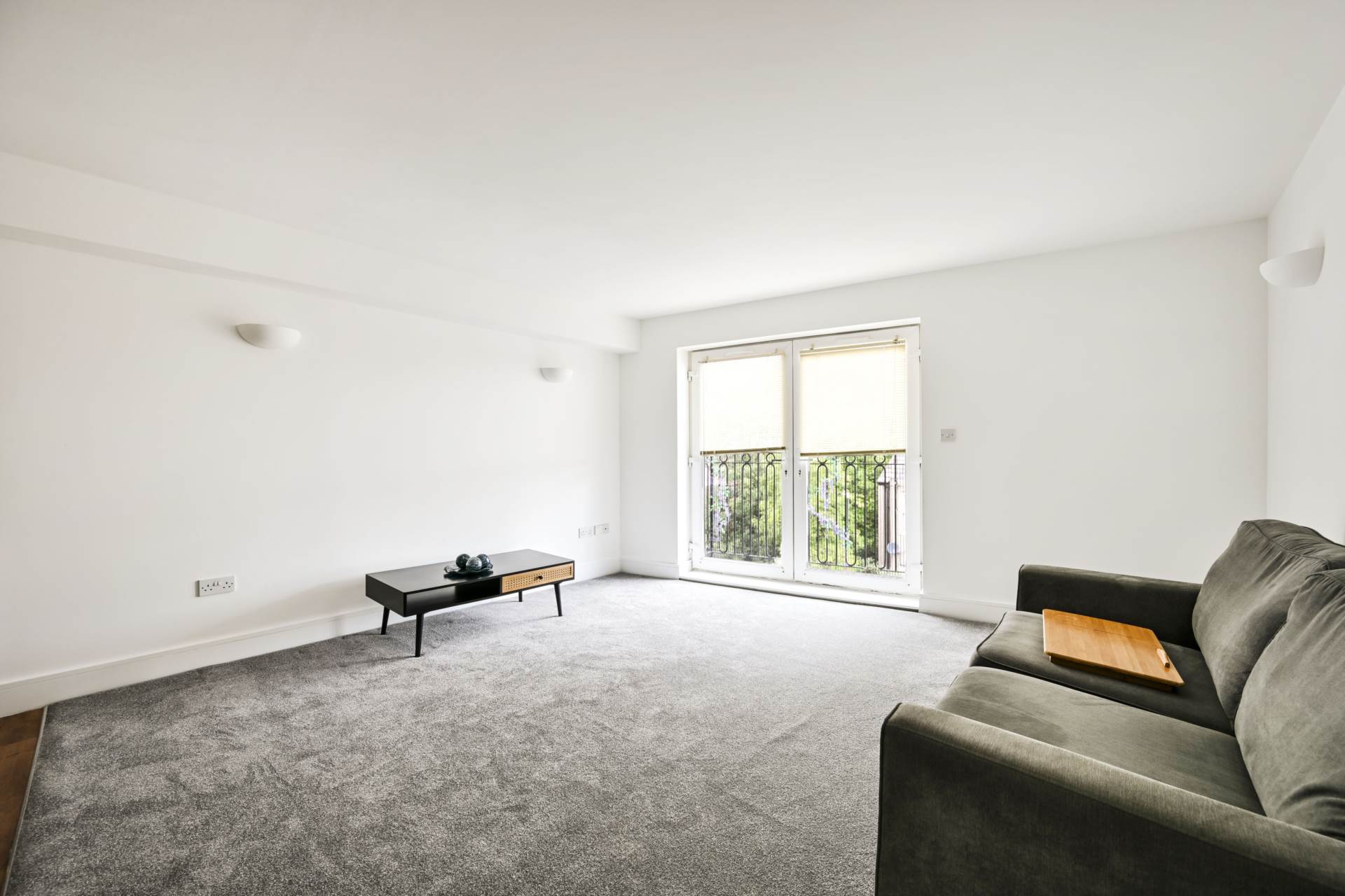 Flat Robinson Road in Greater London