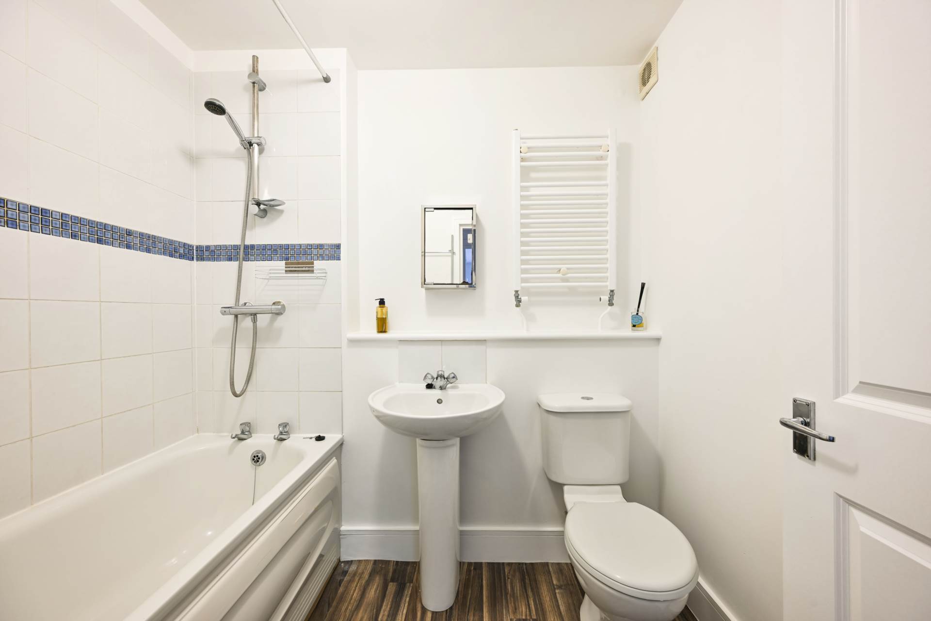 Flat Robinson Road in Greater London