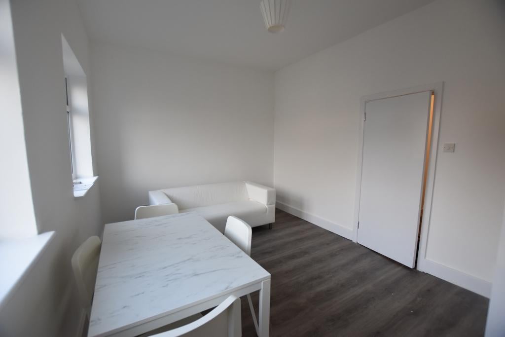 Flat Uxbridge Road in Greater London