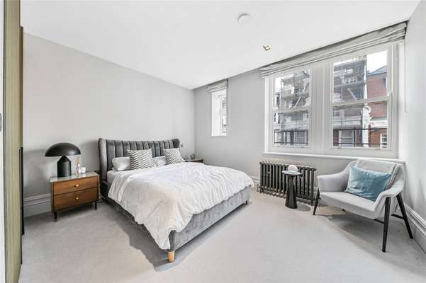 Flat Kensington Court in Greater London