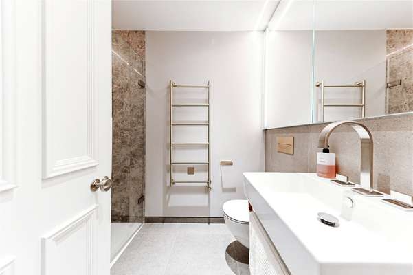 Flat Kensington Court in Greater London