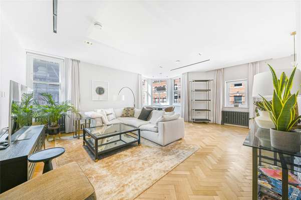 Flat Kensington Court in Greater London