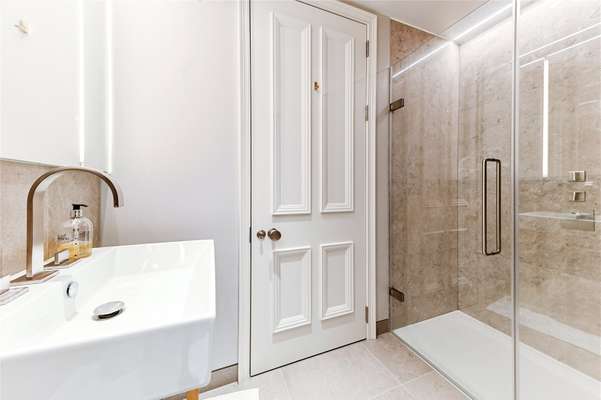 Flat Kensington Court in Greater London