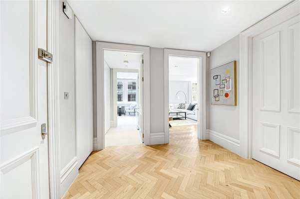 Flat Kensington Court in Greater London