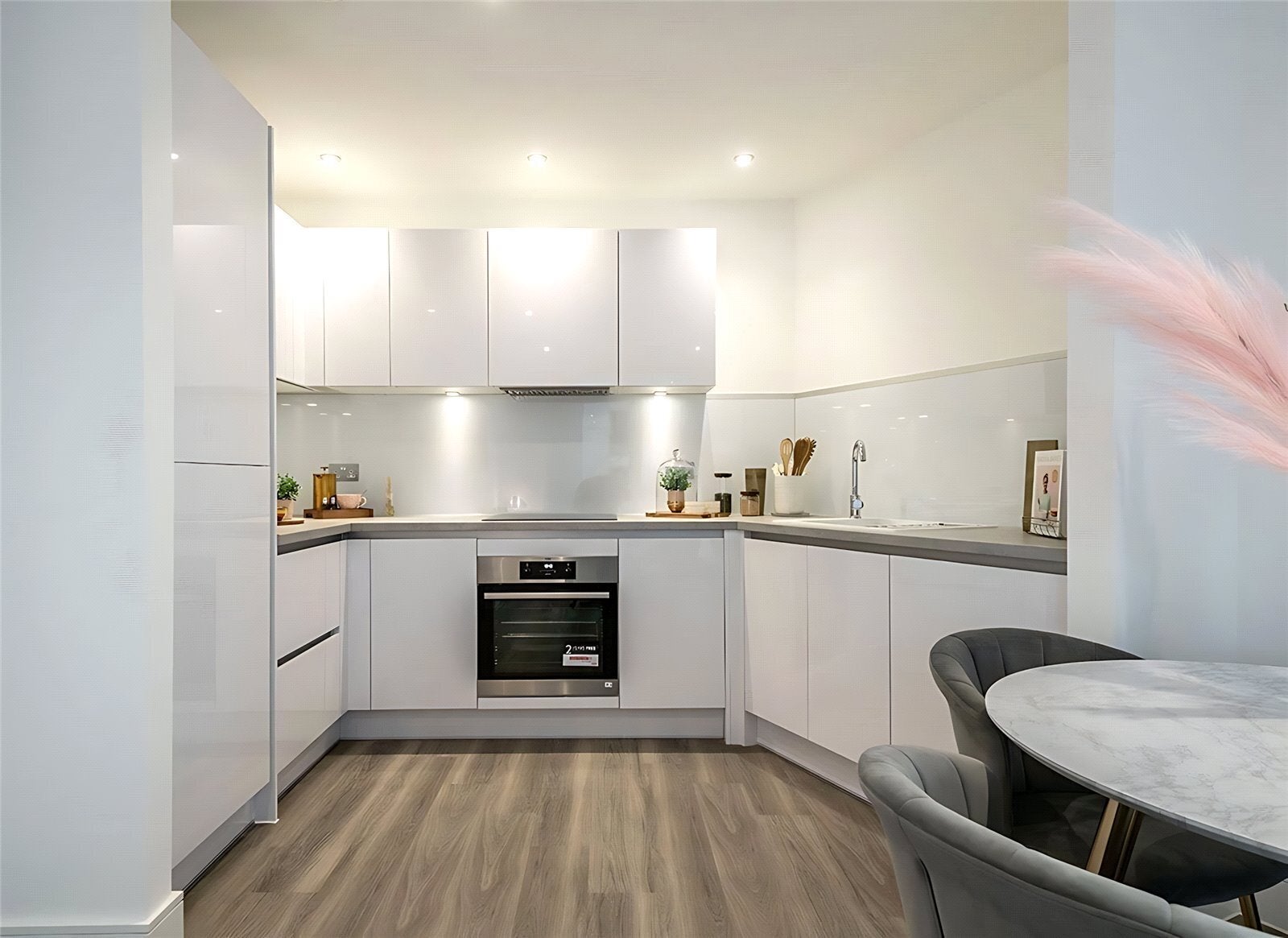 Flat Healum Avenue in Greater London