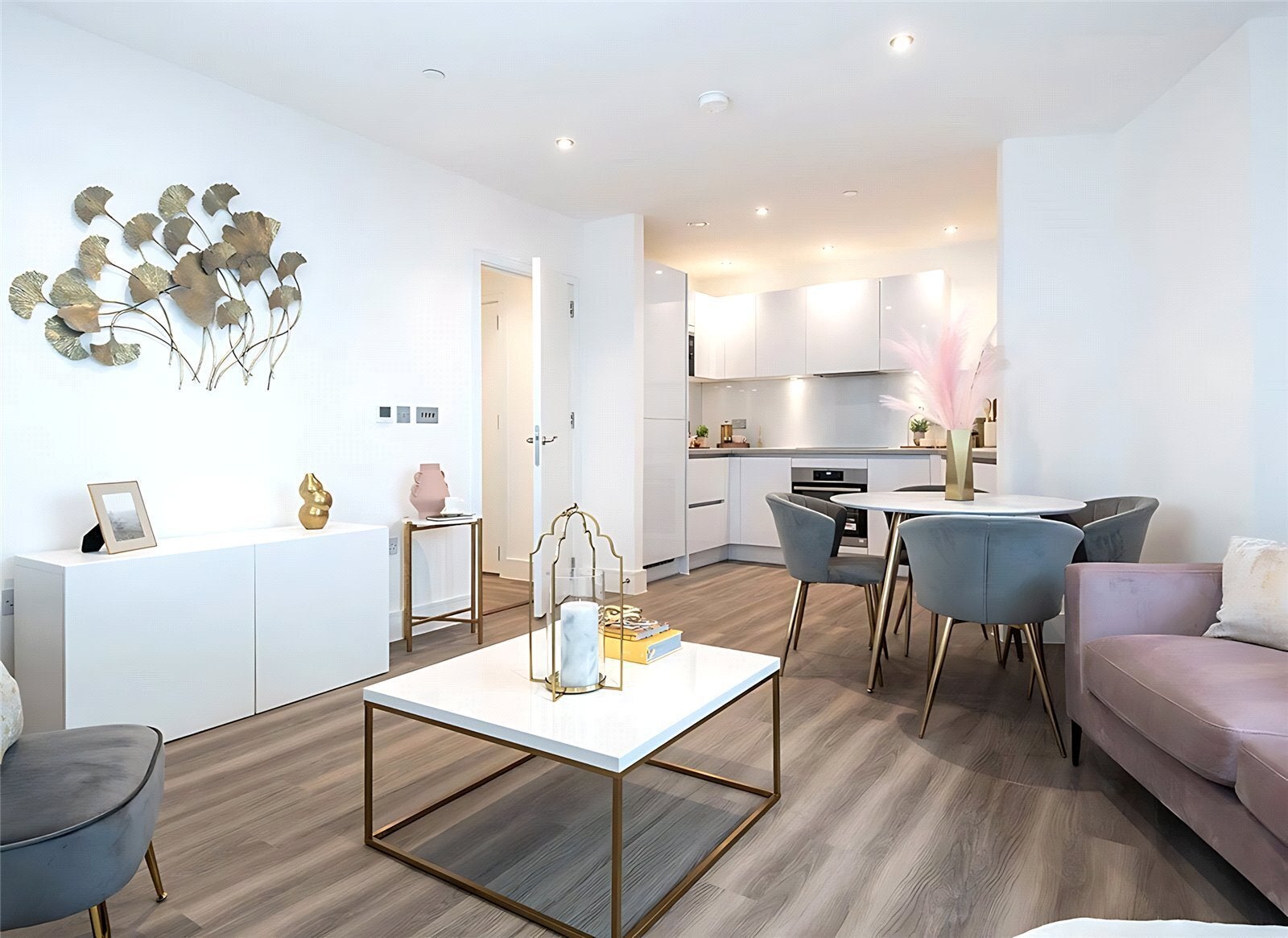 Flat Healum Avenue in Greater London