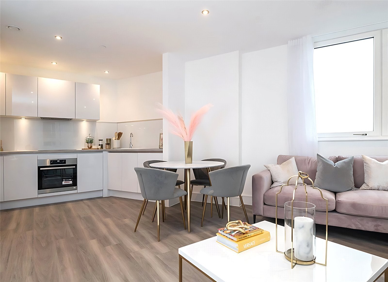 Flat Healum Avenue in Greater London