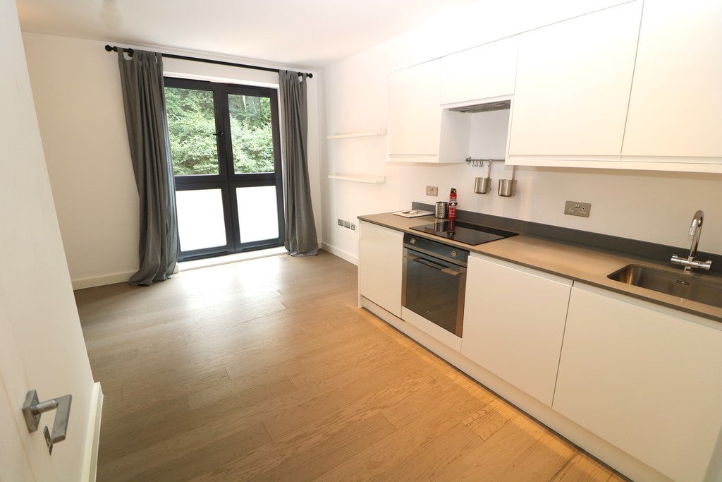 Flat Lincoln Road in Mole Valley