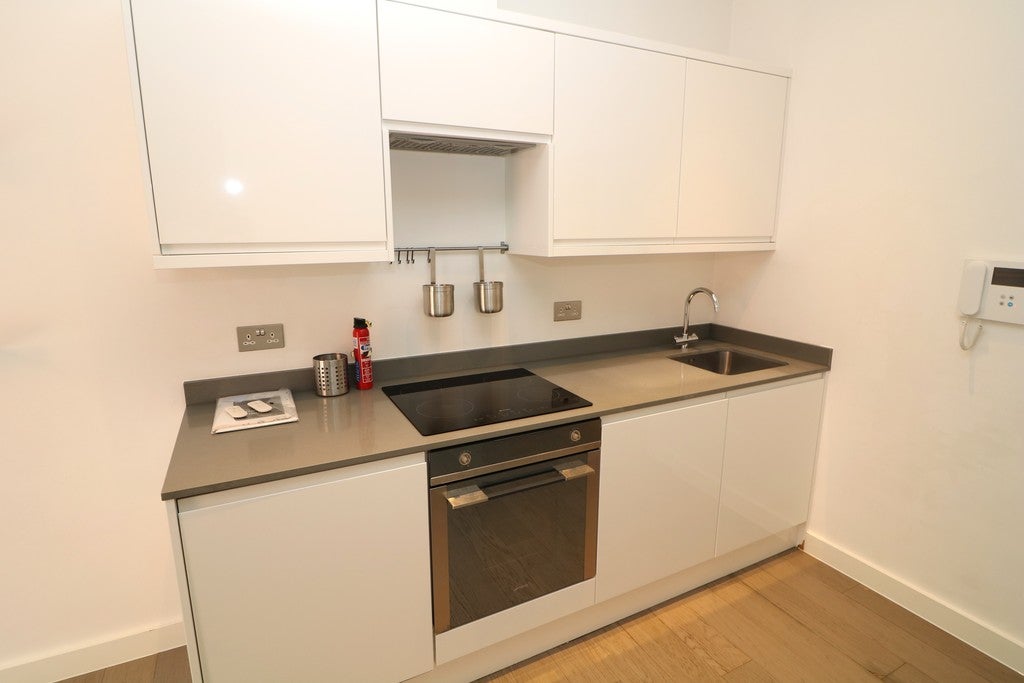 Flat Lincoln Road in Mole Valley