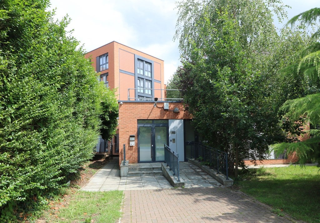 Flat Lincoln Road in Mole Valley