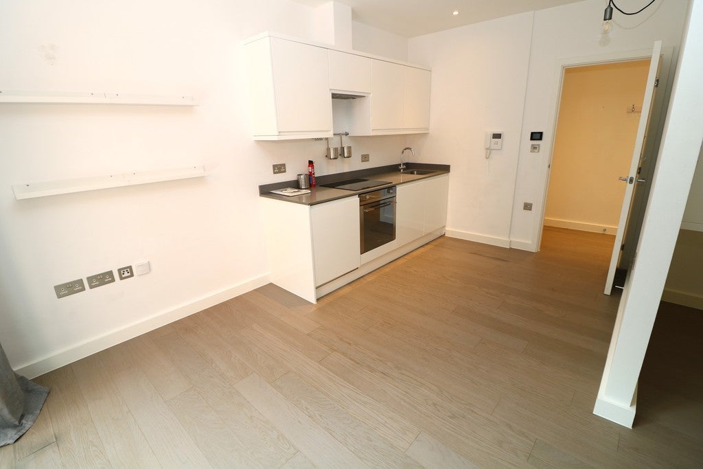 Flat Lincoln Road in Mole Valley