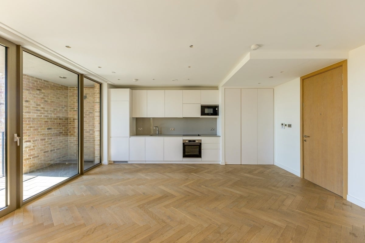 Flat Dudden Hill Lane in Greater London