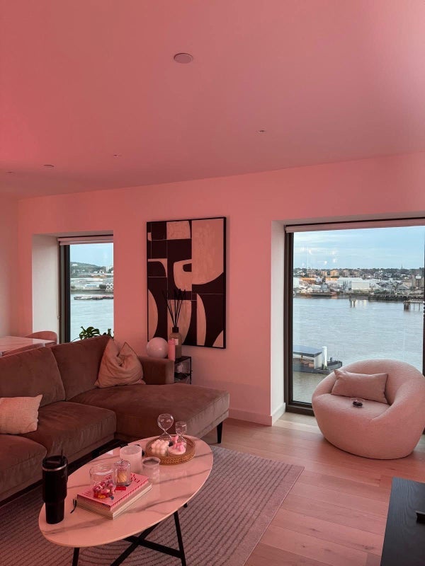 Flat Royal Crest Avenue in Greater London