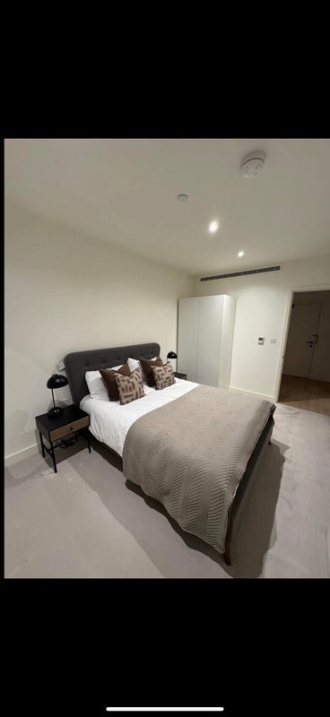 Flat Royal Crest Avenue in Greater London
