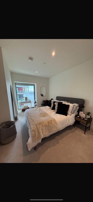 Flat Royal Crest Avenue in Greater London