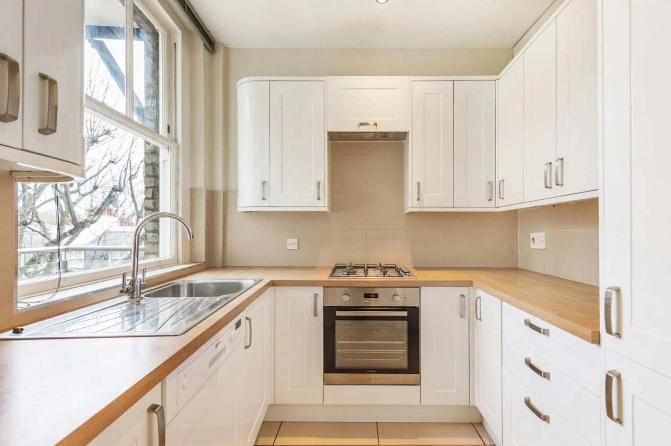 Flat Harley Gardens in Greater London
