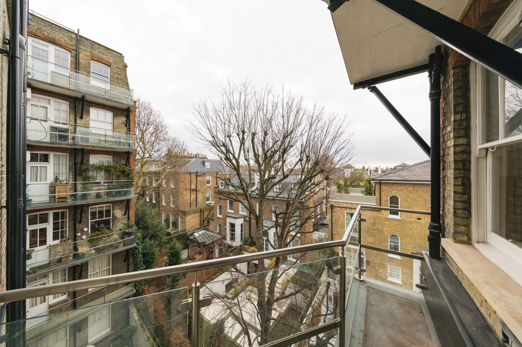 Flat Harley Gardens in Greater London