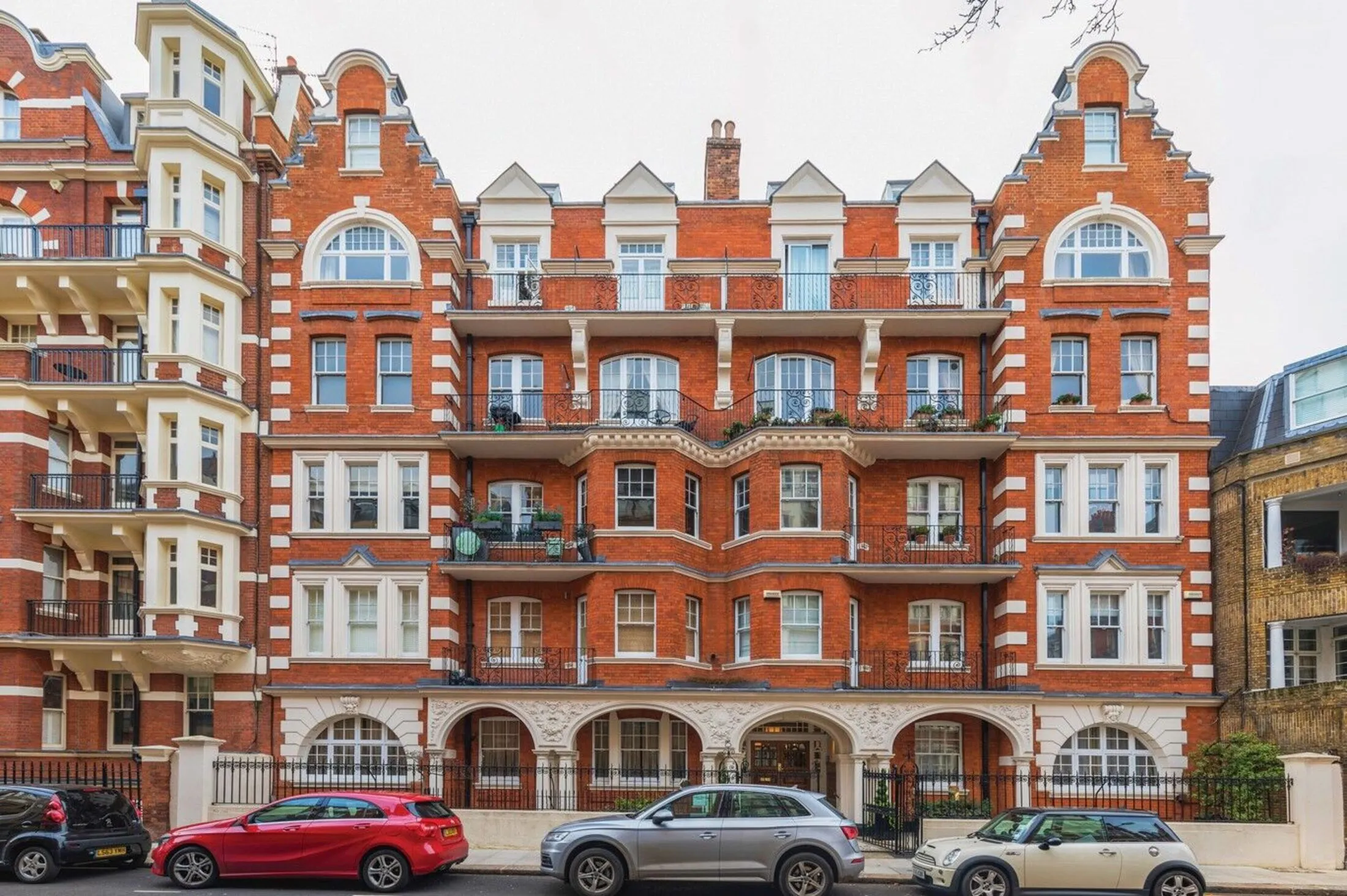 Flat Harley Gardens in Greater London