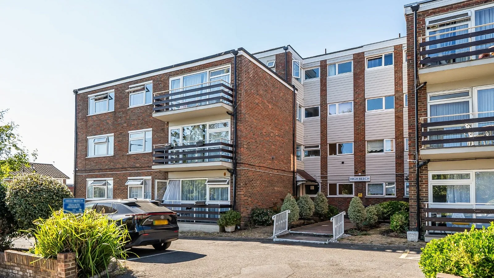 Flat Eversley Park Road in Greater London
