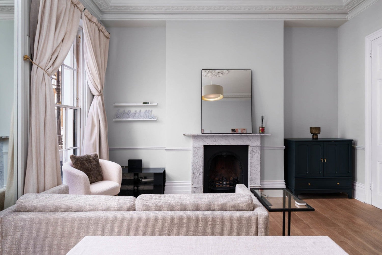 Flat Alderney Street in City of Westminster