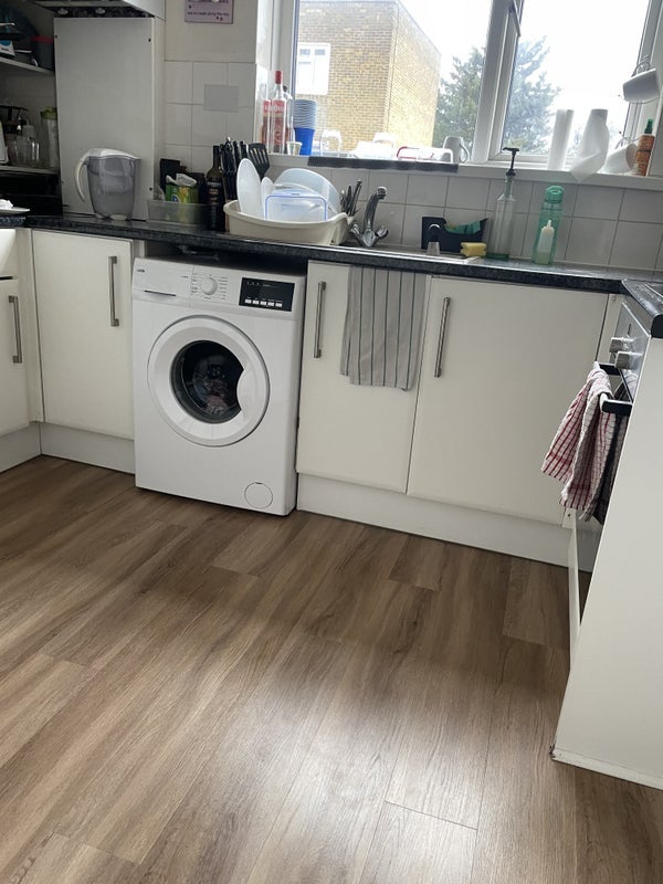 Room Sir Alexander Close in Greater London