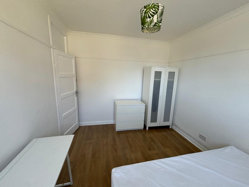Room Sir Alexander Close in Greater London