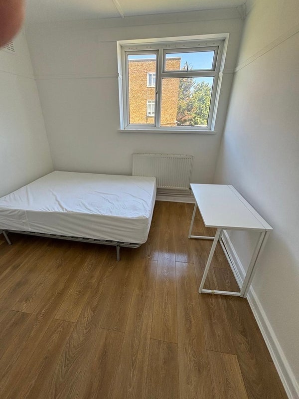 Room Sir Alexander Close in Greater London