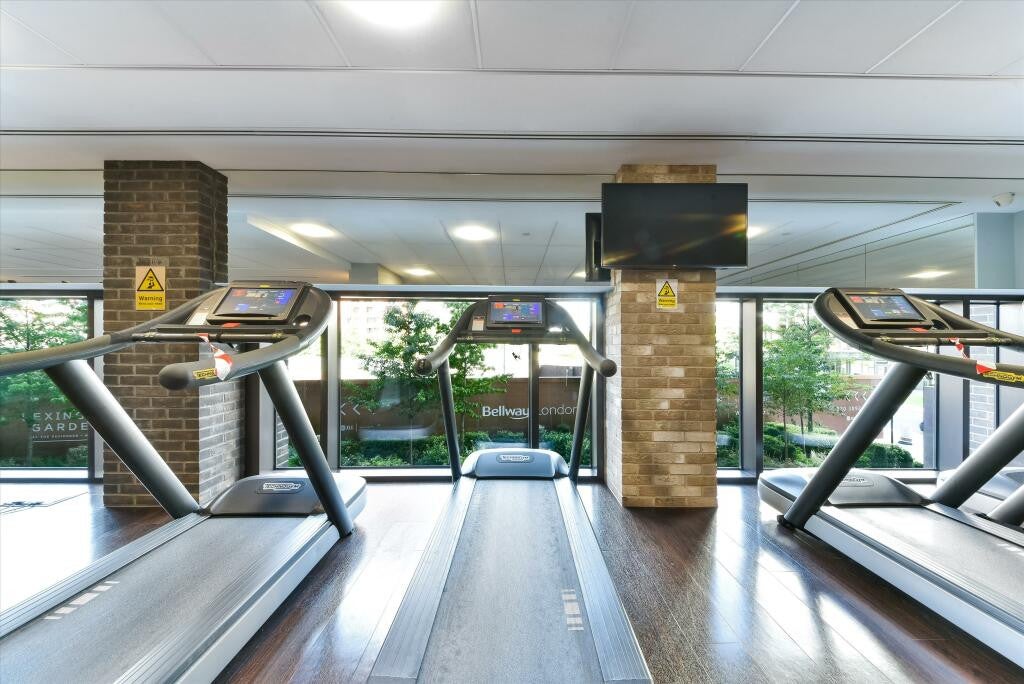 Flat Ponton Road in Greater London