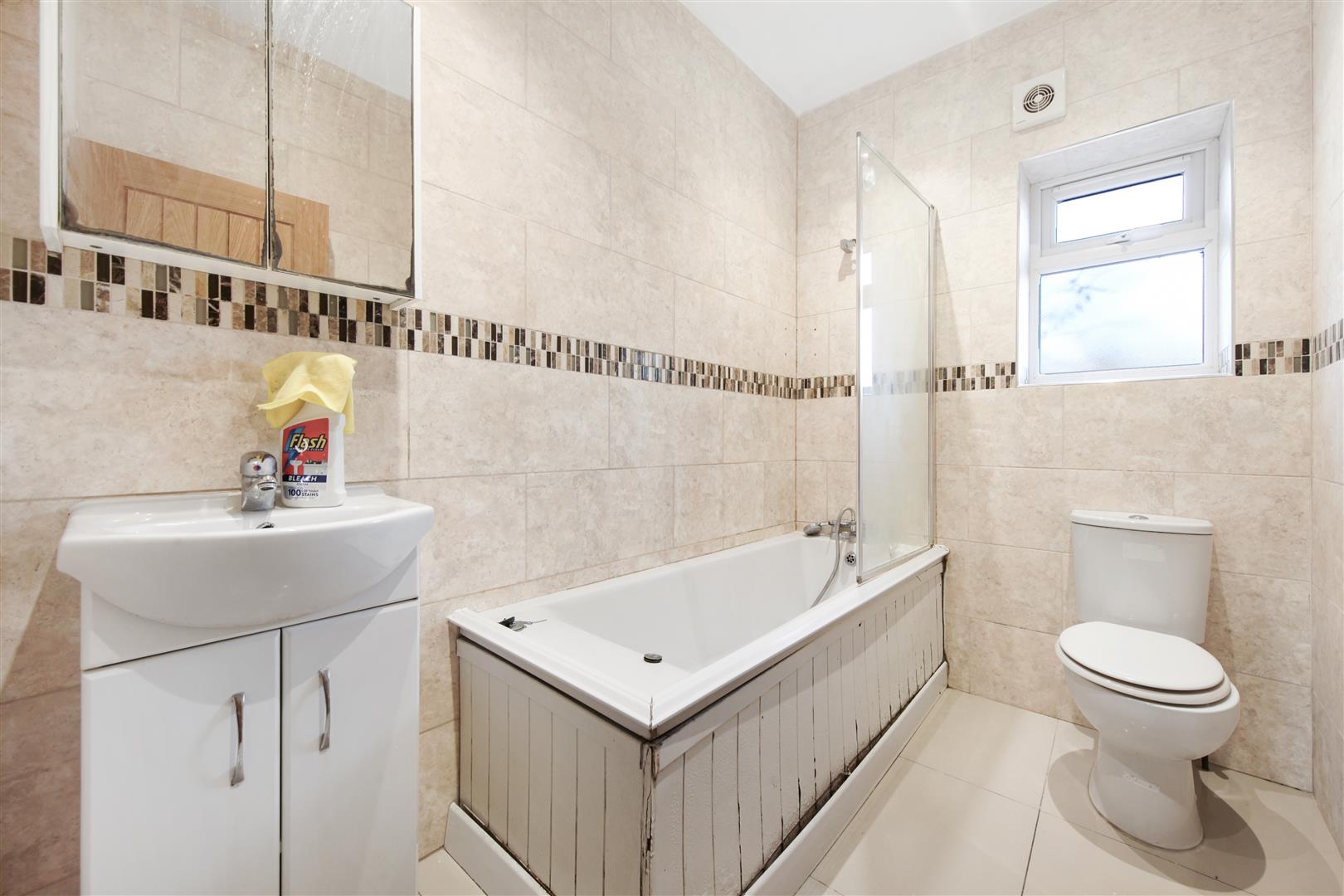 Flat Courthill Road in Greater London