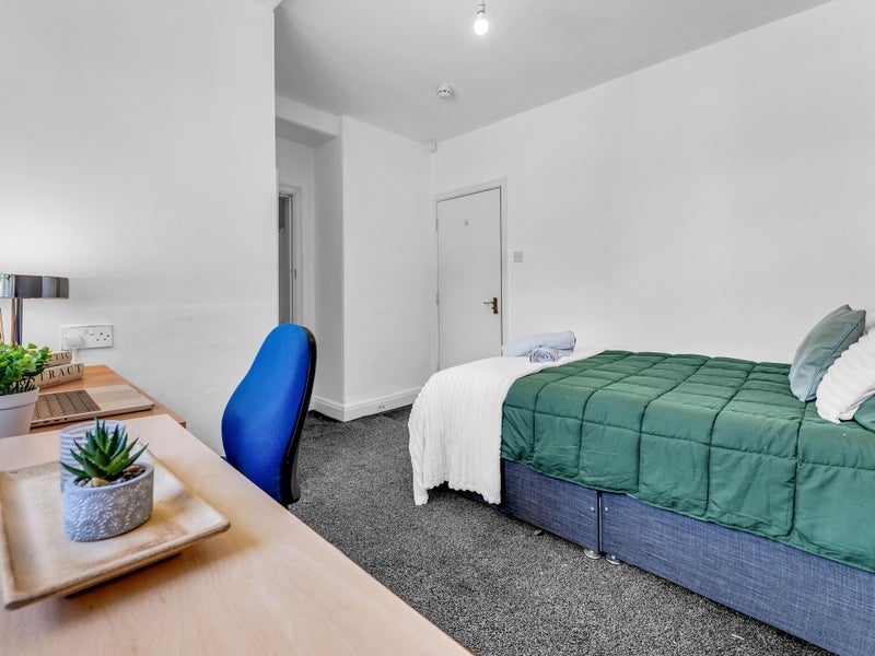 Room Otley Road in Leeds