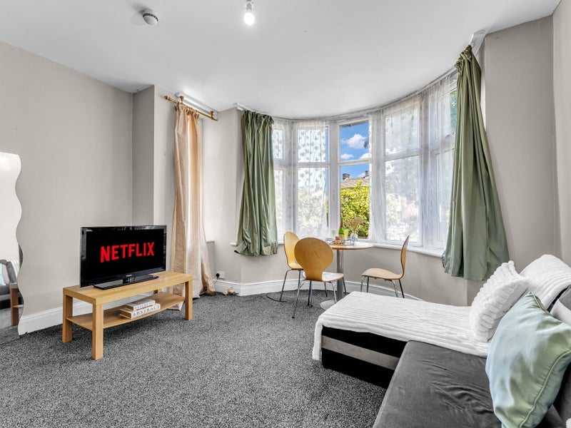 Room Otley Road in Leeds