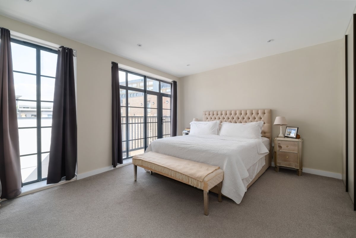 Flat Osborn Street in Greater London