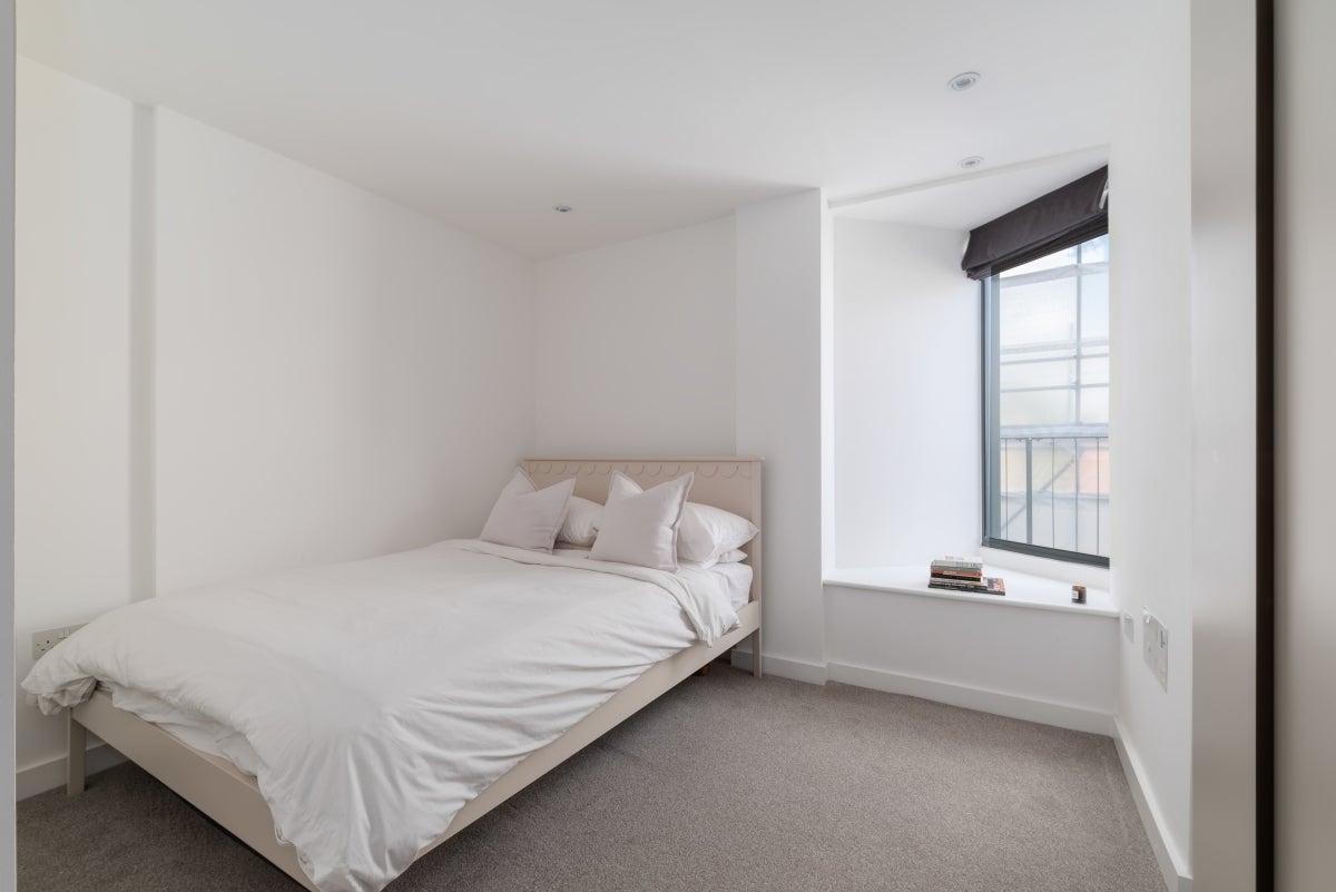 Flat Osborn Street in Greater London