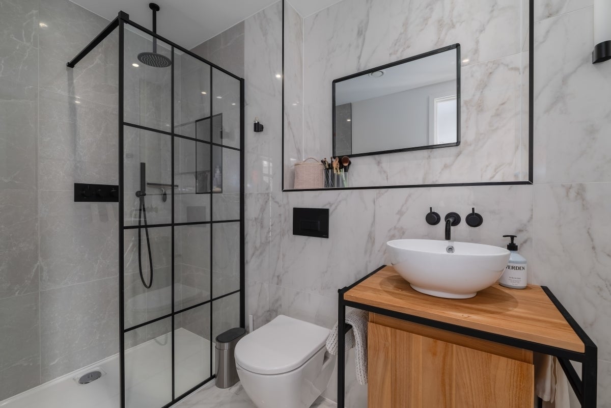Flat Osborn Street in Greater London