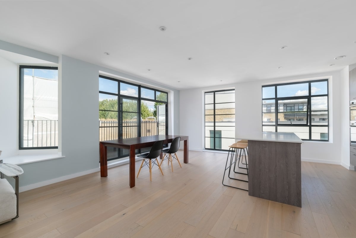 Flat Osborn Street in Greater London