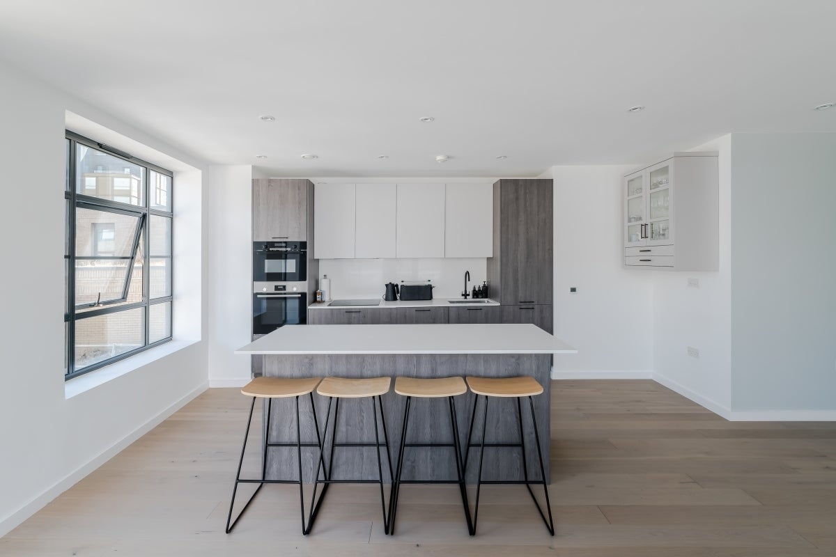 Flat Osborn Street in Greater London