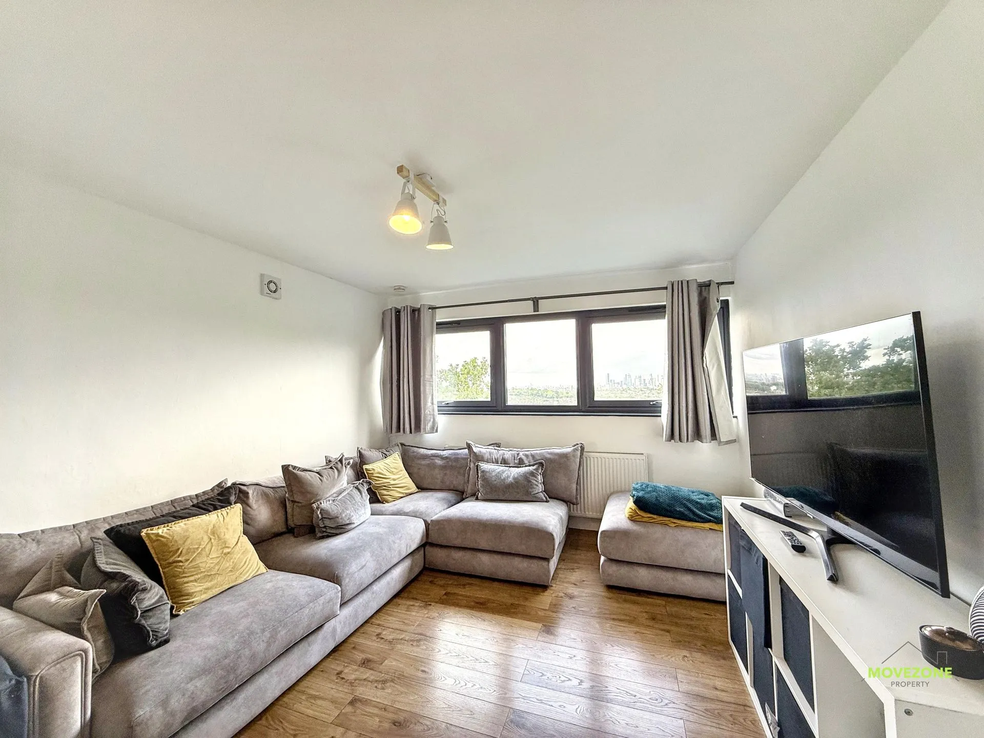 Flat Buckstone Close in Greater London