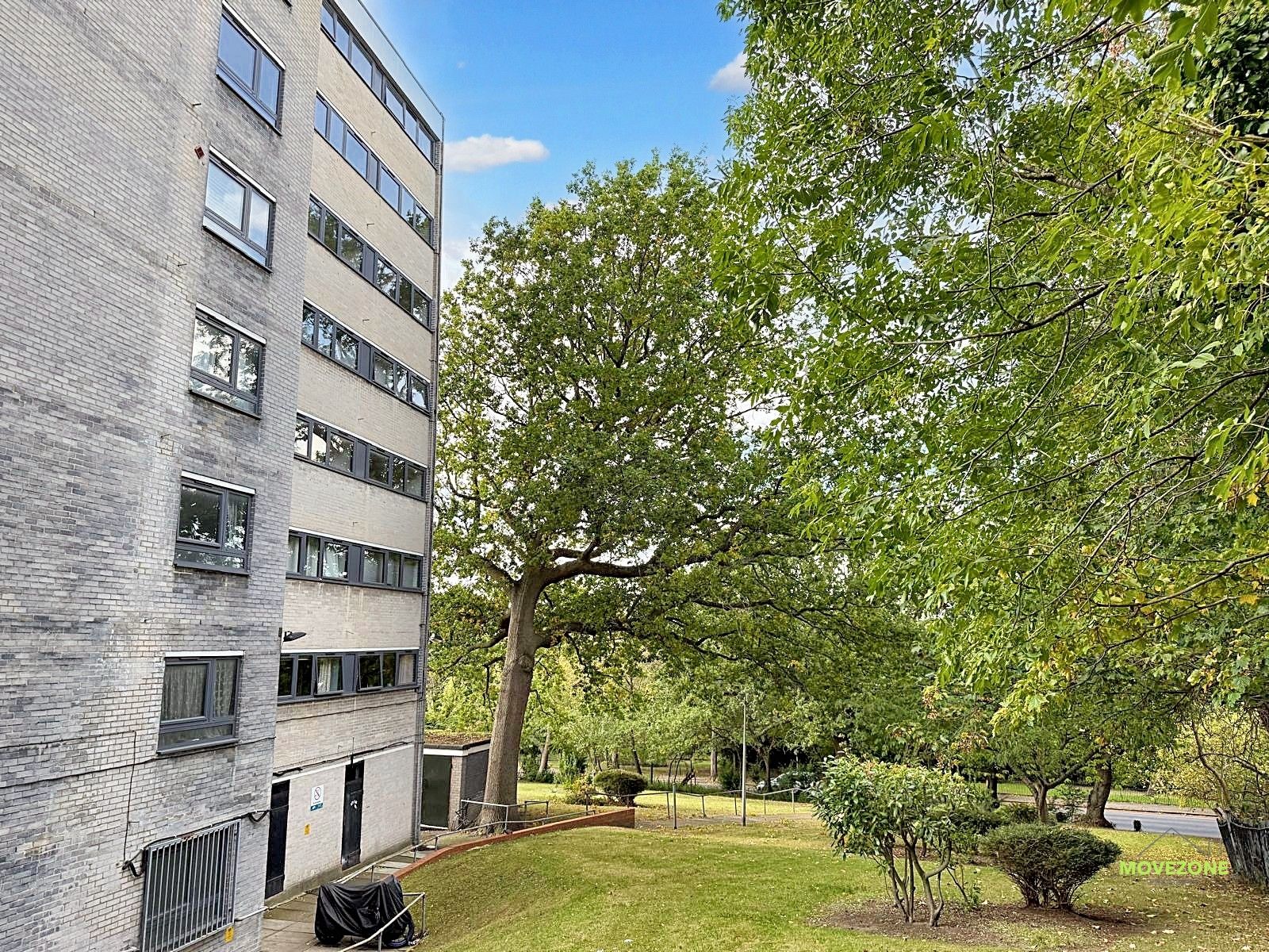 Flat Buckstone Close in Greater London